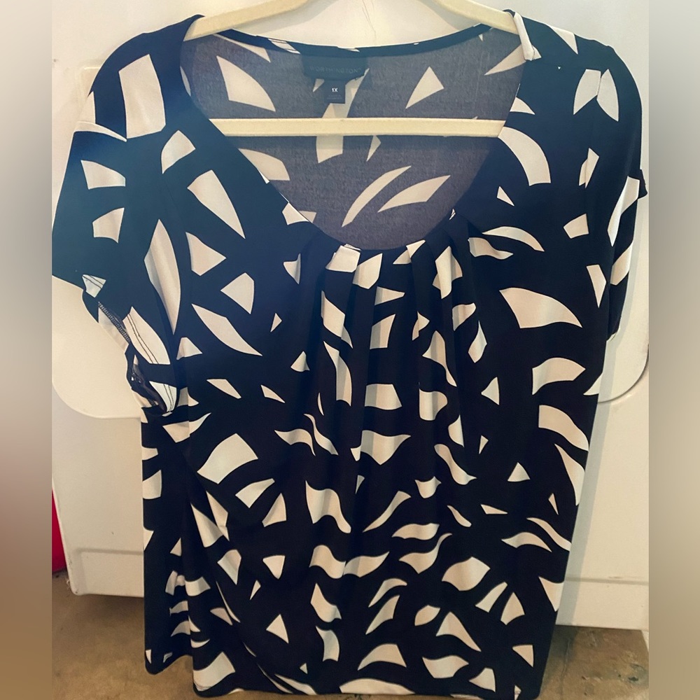 Womens blouse 1X fits like a petite I would say.